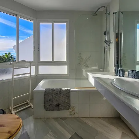 ☆cozy 2br Apt. With Sea Views Wifi/ac/parking *